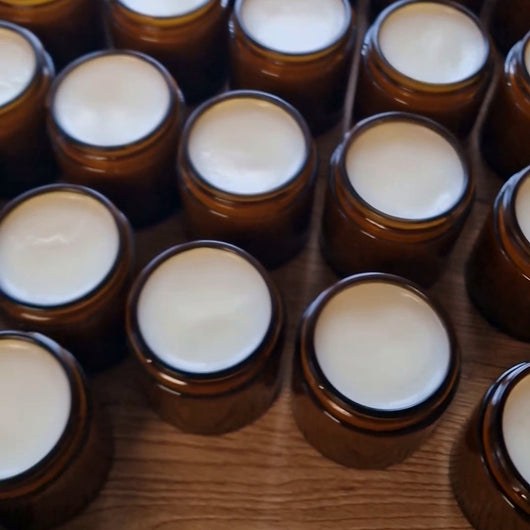Frisch abgefüllte Tallow-Creme-Tiegel am Wagyuhof